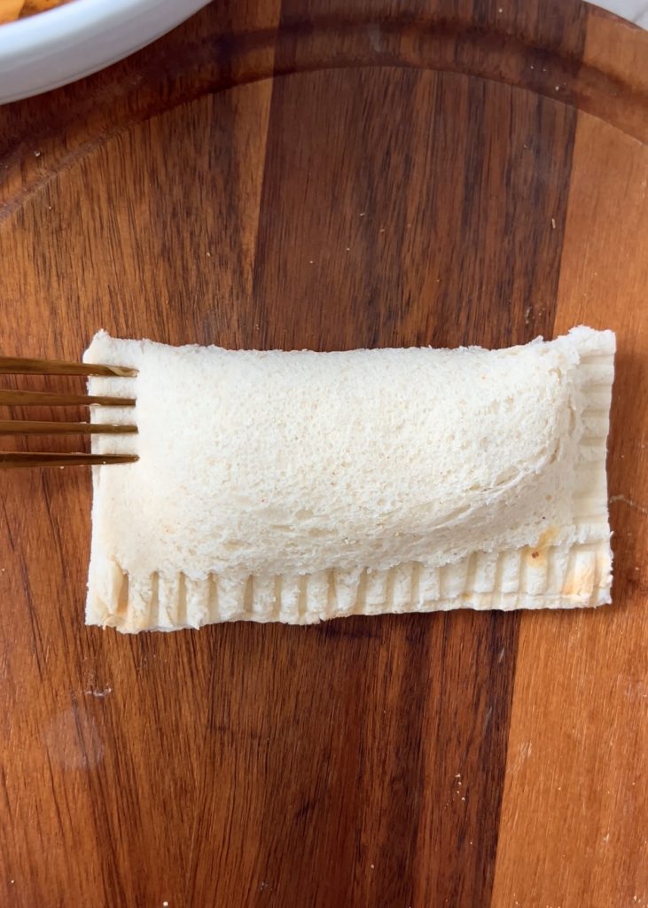 Fill and Seal
Place a spoonful of filling on each slice, roll tightly, and seal the edges with a thick flour paste.