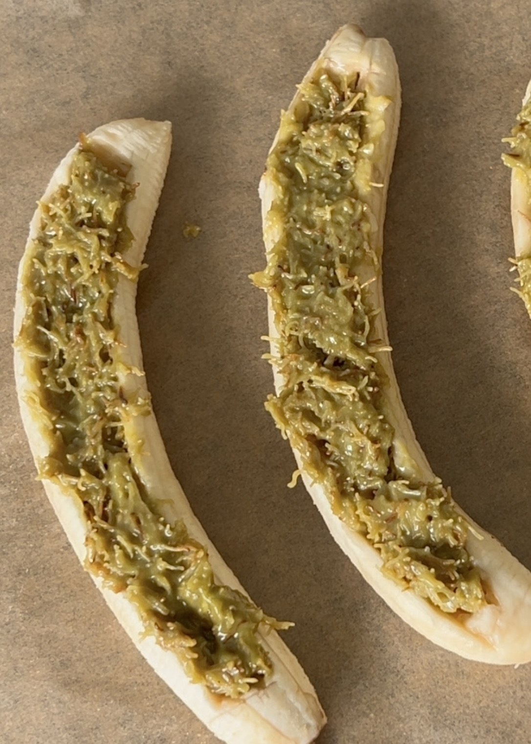 Bananas filled with pistachio cream and toasted kadaif