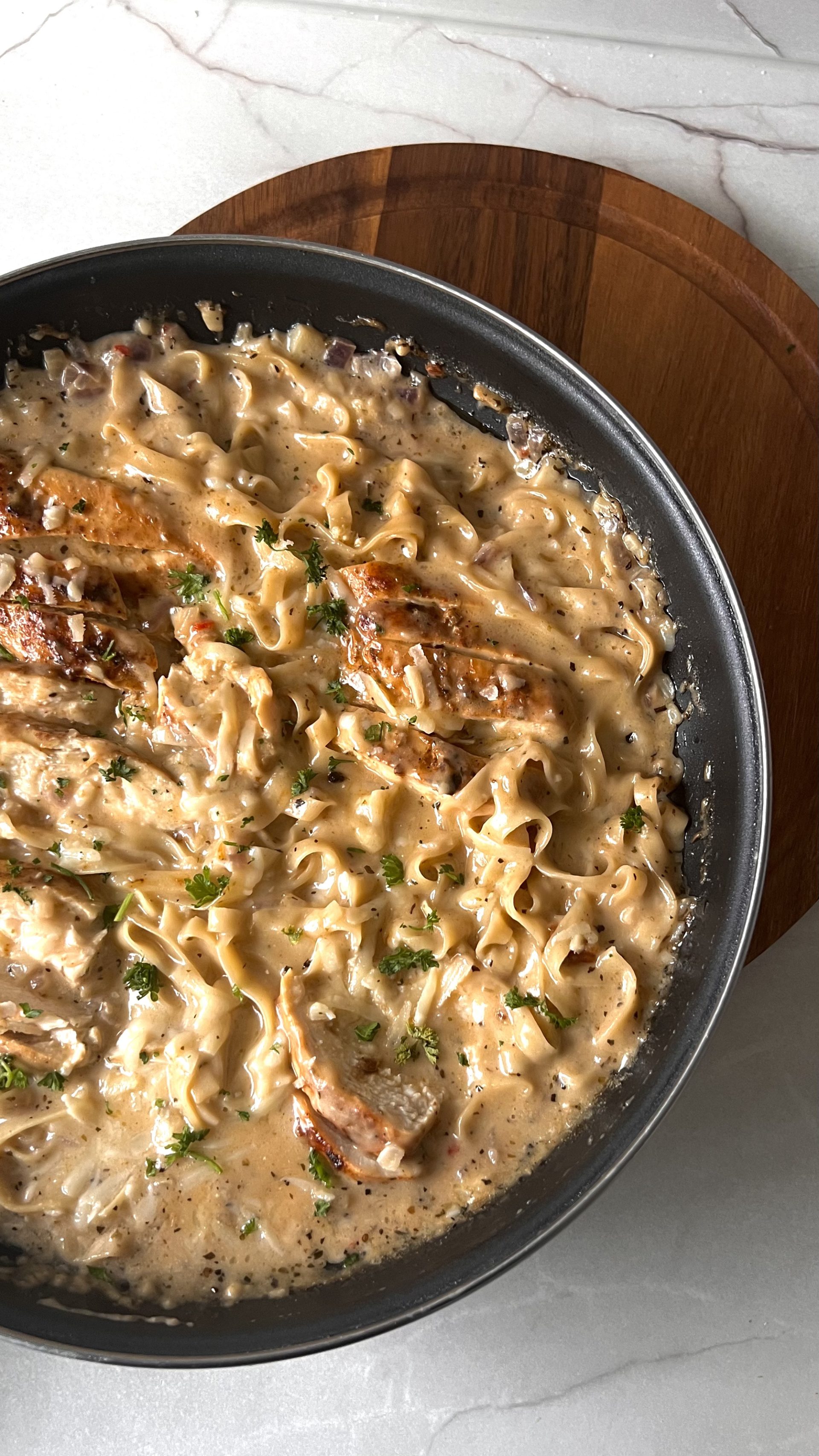 Garlic and Creamy Parmesan Chicken Pasta